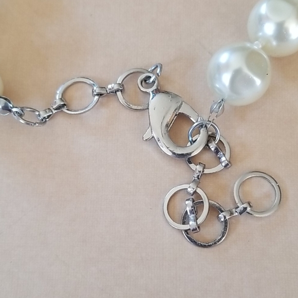 Hand Crafted Baroque Glass Pearl Queen Bee Pendant Necklace - Picture 10 of 12